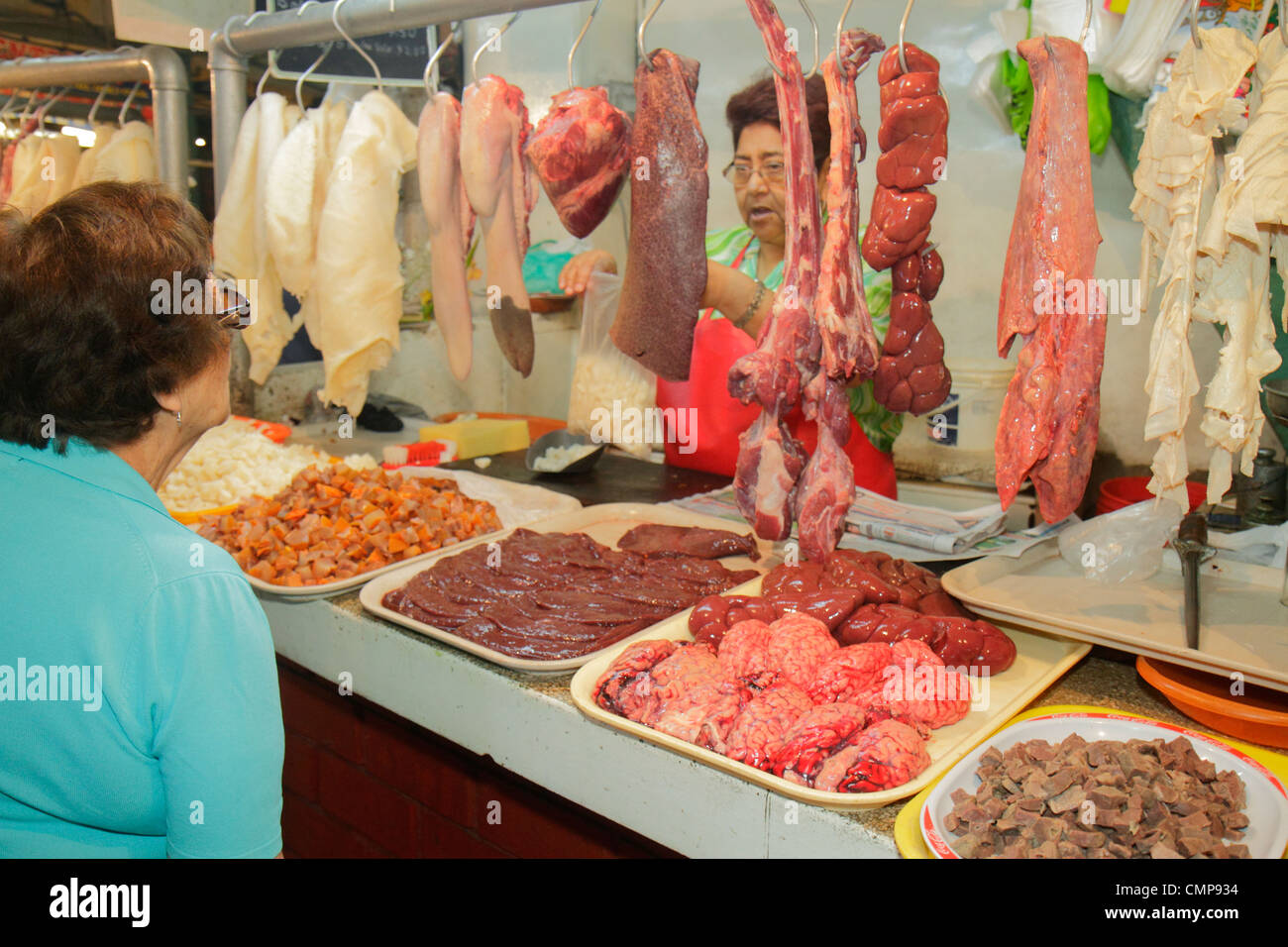 Lima Peru, Surquillo, Mercado de Surquillo, Markt, Stall, Shopping Shopper Shopper Shop Shops Markt Märkte Markt Kauf Verkauf, Einzelhandel stor Stockfoto