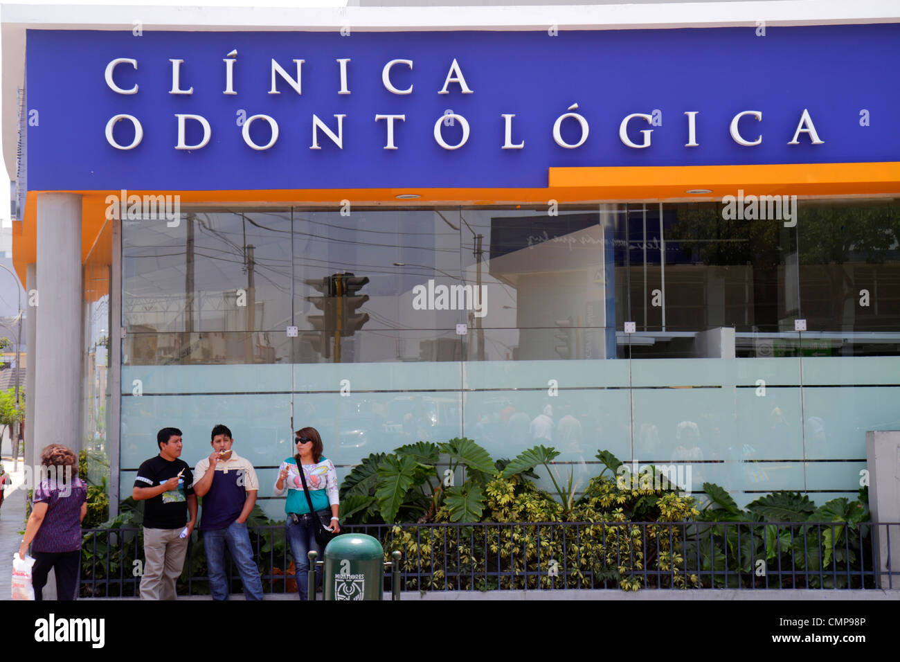 Lima Peru, Surquillo, Avenida Ricardo Palma, Straßenszene, Gebäude, Zahnklinik, Zahnheilkunde, hispanischer Mann Männer männlich, Frau weibliche Frauen, stehend, Eis essen Stockfoto
