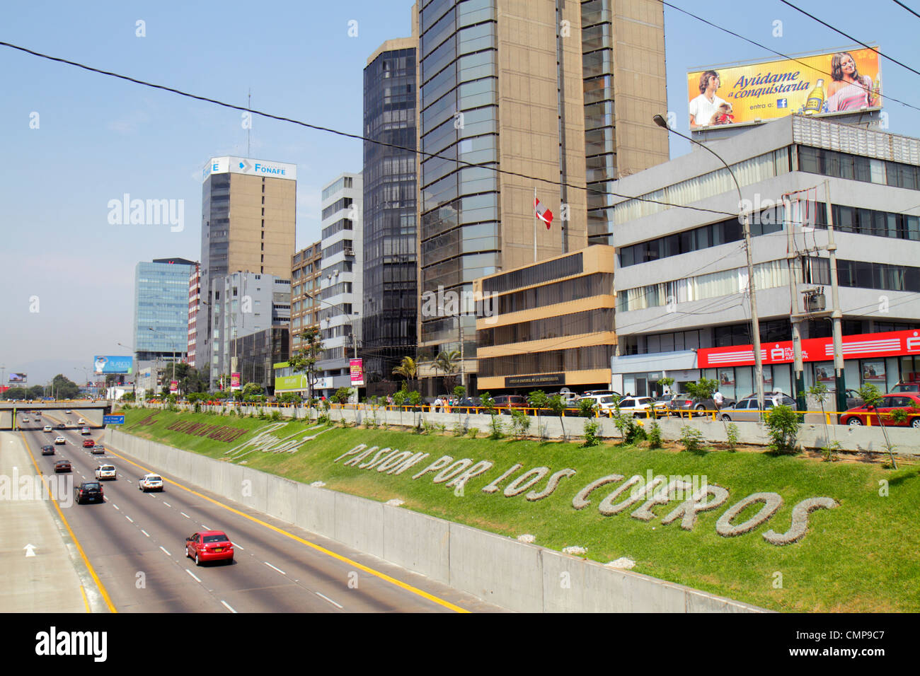Lima Peru, San Isidro, Paseo de la Republica, Canaval y Moreyra, Expressway, drei Straßen, versunkene Autobahn, Renzo Costa, ad, Lederwaren, Landschaftsdesign, Spani Stockfoto