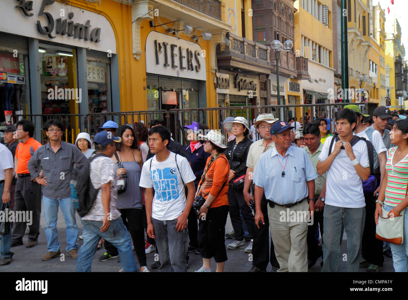 Lima Peru, Jiron de la Union, historisches Viertel, toronal, Promenade, Fußgängerzone, Shopping Shopper Shopper shoppen shoppen Geschäfte Markt Märkte kaufen verkaufen, re Stockfoto