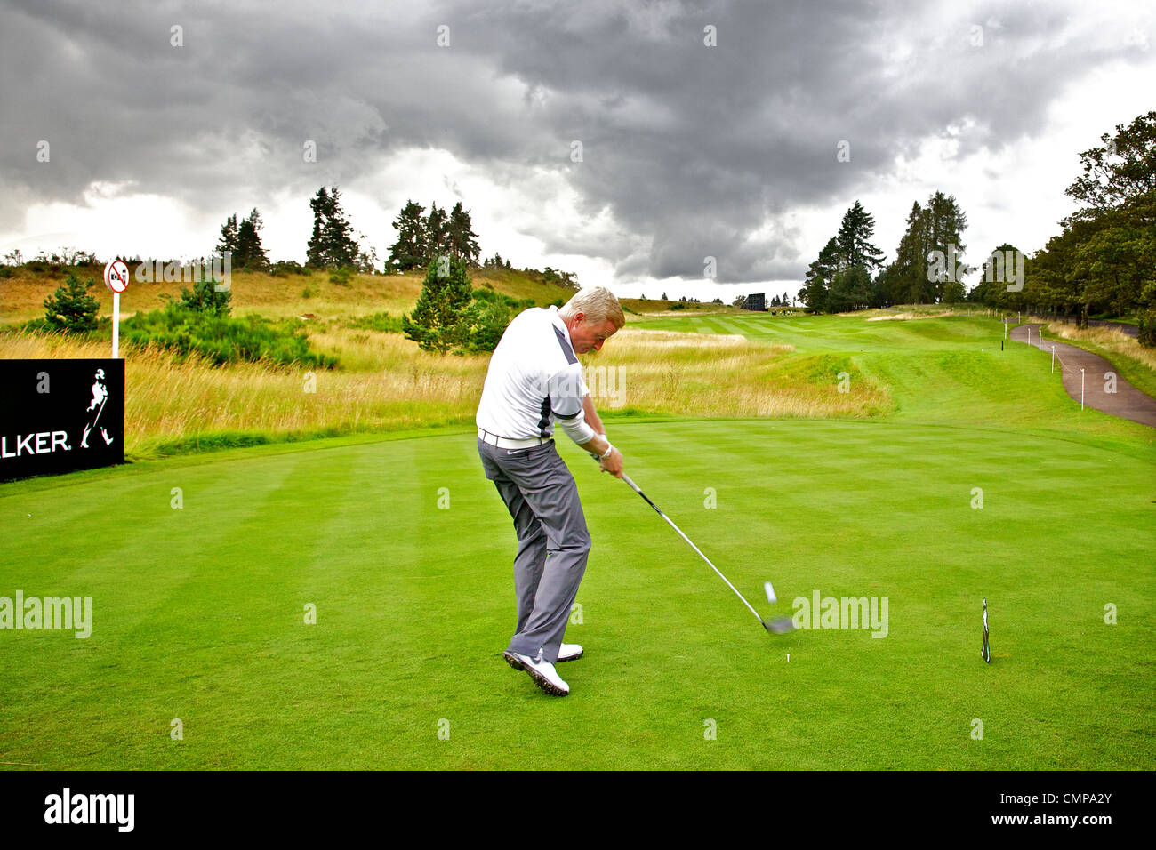 Simon Dyson, Golfprofi abschlagen auf das 18. Loch bei der Johnnie Walker Golf Turnier 2011, Glen Eagles, Schottland. Stockfoto