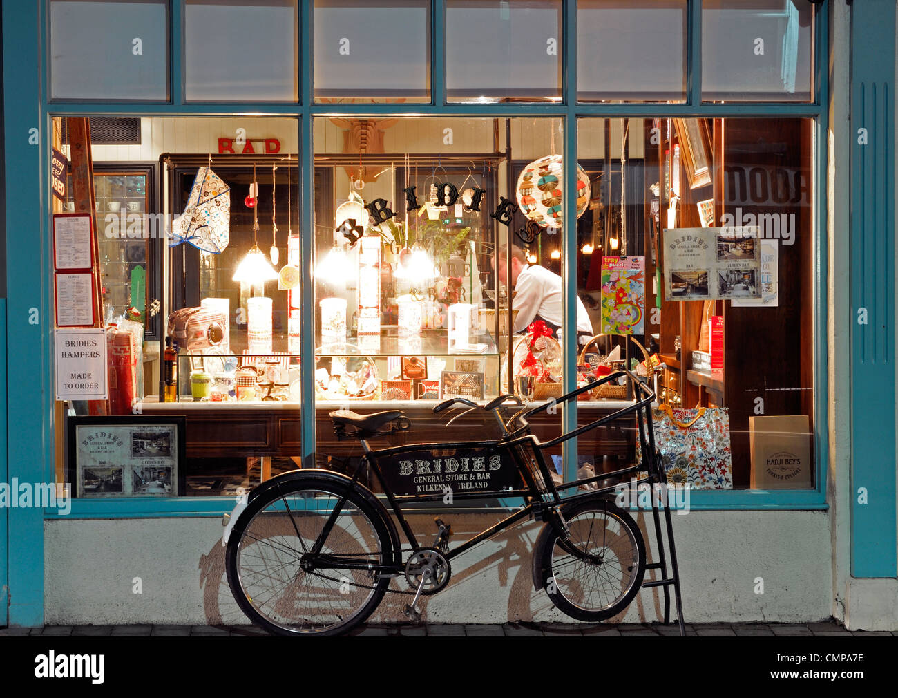 Pub Bar lizenziert Haus Bridies Kilkenny Irland Eamonn, Langton traditionellen Fahrrad alt altmodisch Stockfoto