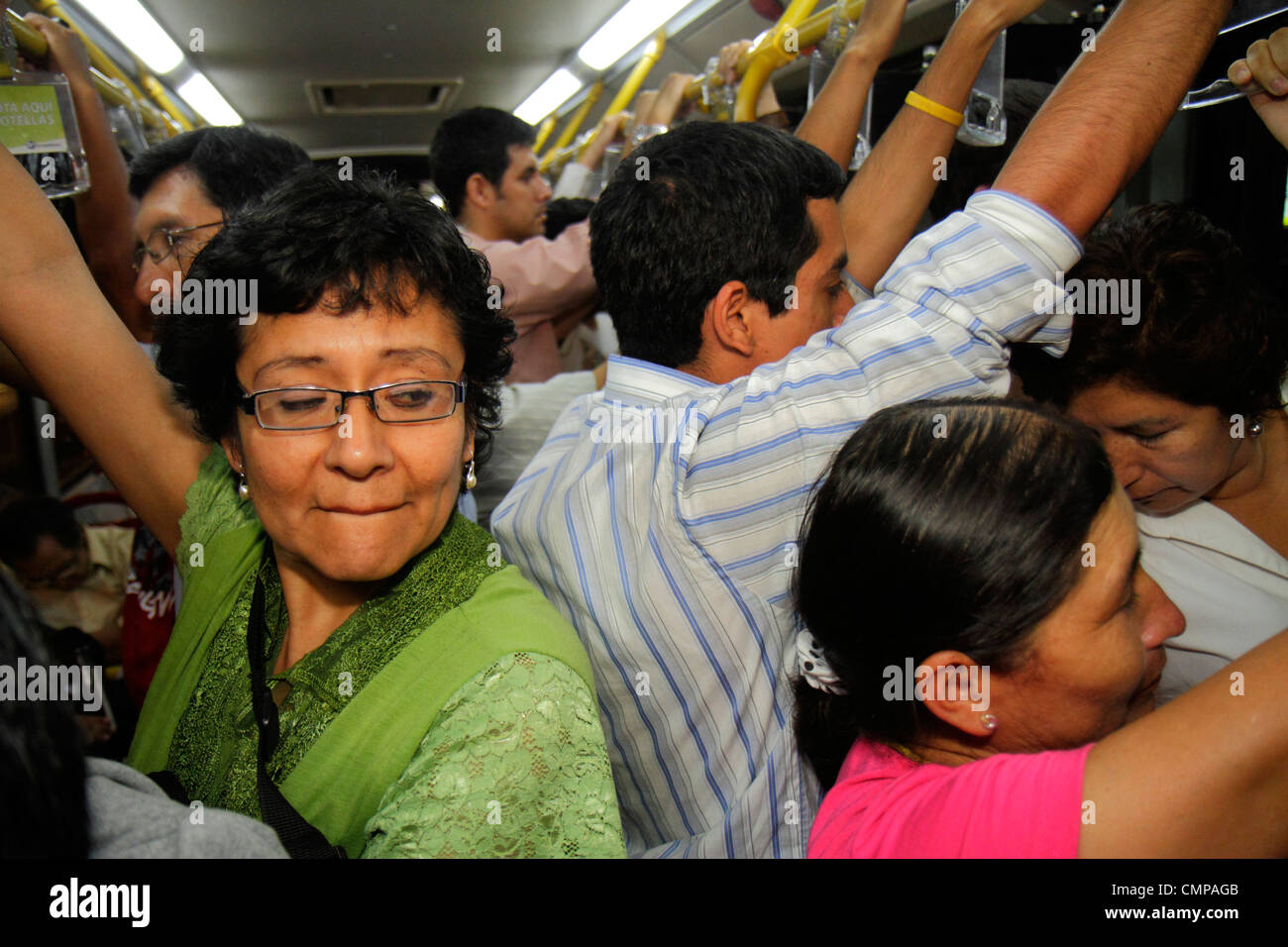 Lima Peru, Avenida Emancipacion, Metropolitano Bus Line, öffentliche Verkehrsmittel, Bus, Bus, Stehen, Hispanic Latin Latino Hispanics Latins Latinos, A Stockfoto Lima Peru, Avenida Emancipacion, Metropolitano Bus Line, öffentliche Verkehrsmittel, Bus, Bus, Stehen, Hispanic Latin Latino Hispanics Latins Latinos, A Stockfoto