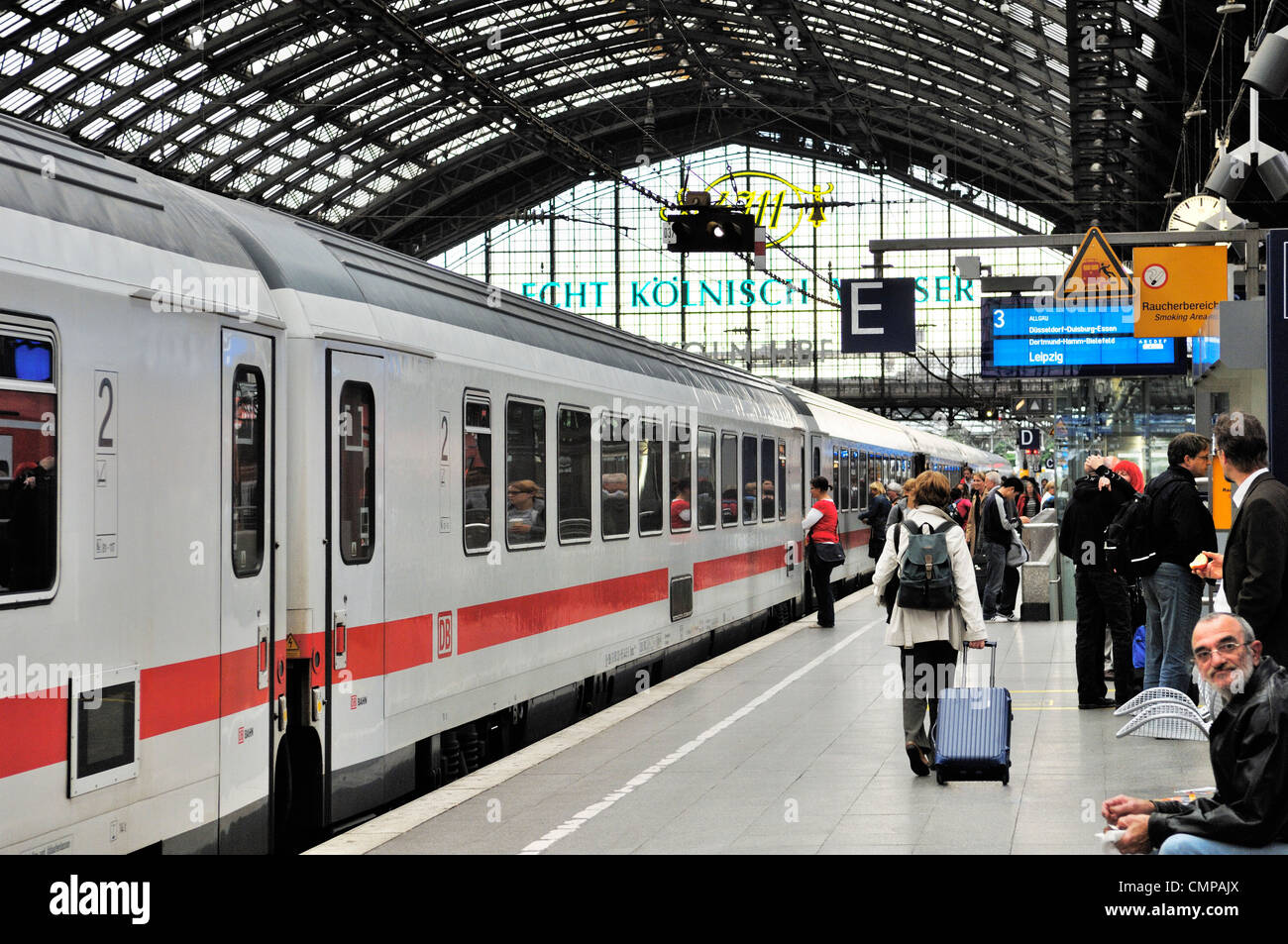 Deutsche Bahn DB high-Speed-deutsche intercity-Personenverkehr Zug stand am Bahnsteig im Bahnhof Köln, Deutschland Stockfoto