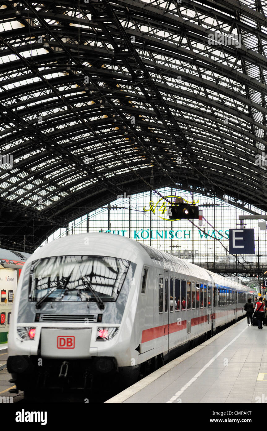 Deutsche Bahn DB high-Speed-deutsche intercity-Personenverkehr Zug stand am Bahnsteig im Bahnhof Köln, Deutschland Stockfoto