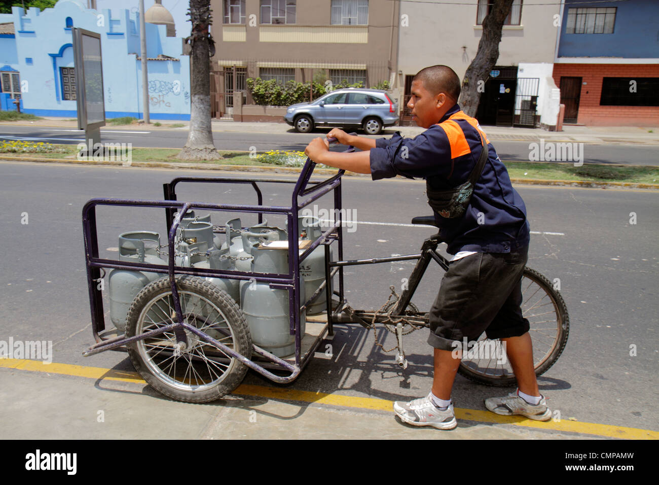 Lima Peru, Barranco, Avenida Miguel Grau, Straßenszene, Lieferer, Dreirad, Wagen, Hispanic Latino Latino Latino Latinos, Mann Männer männlich Stockfoto Lima Peru, Barranco, Avenida Miguel Grau, Straßenszene, Lieferer, Dreirad, Wagen, Hispanic Latino Latino Latino Latinos, Mann Männer männlich Stockfoto