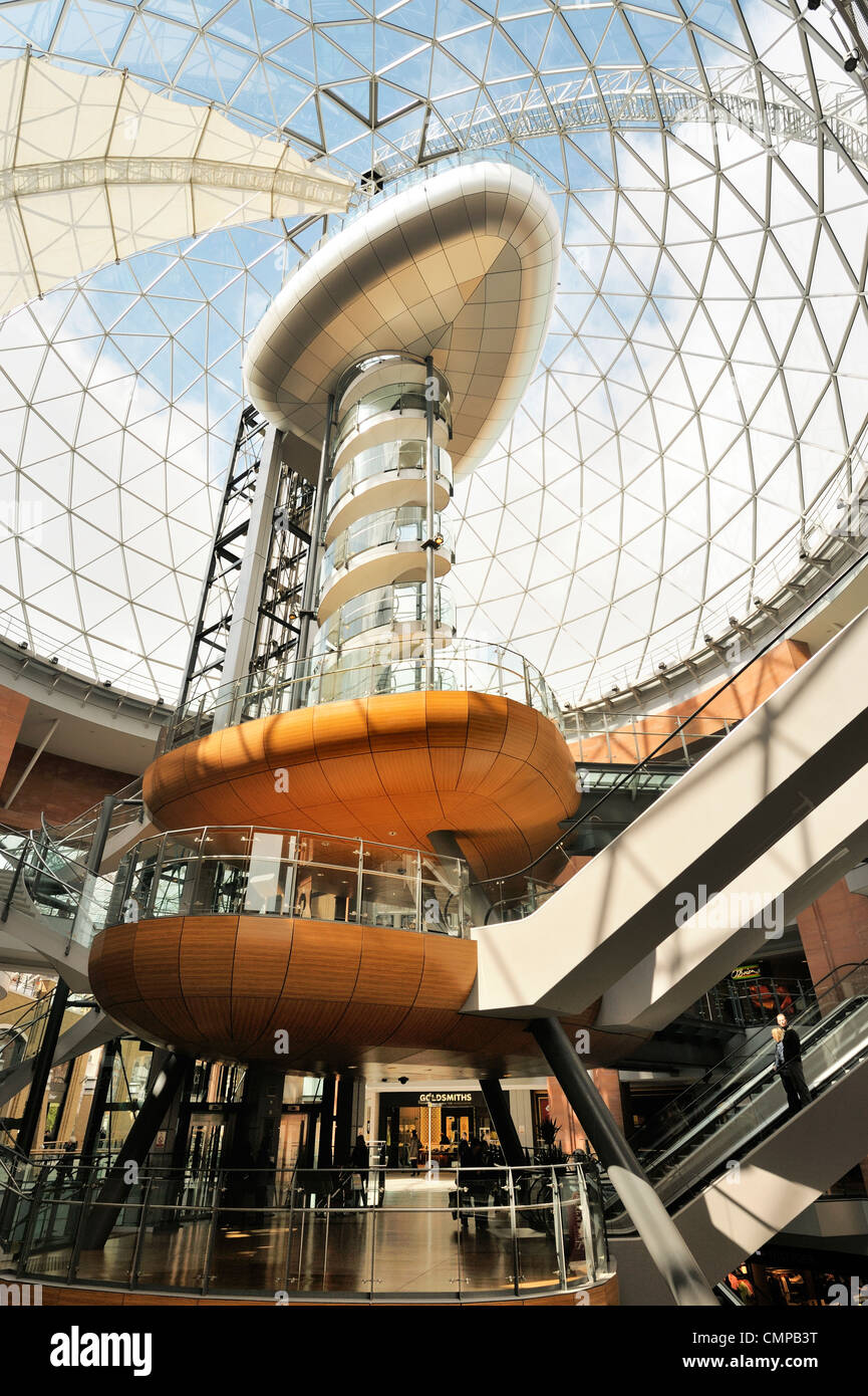 Victoria Square Shopping Centre, Belfast, Nordirland. Aufzug, Treppe und Aussichtsplattform von der Haupthalle Stockfoto