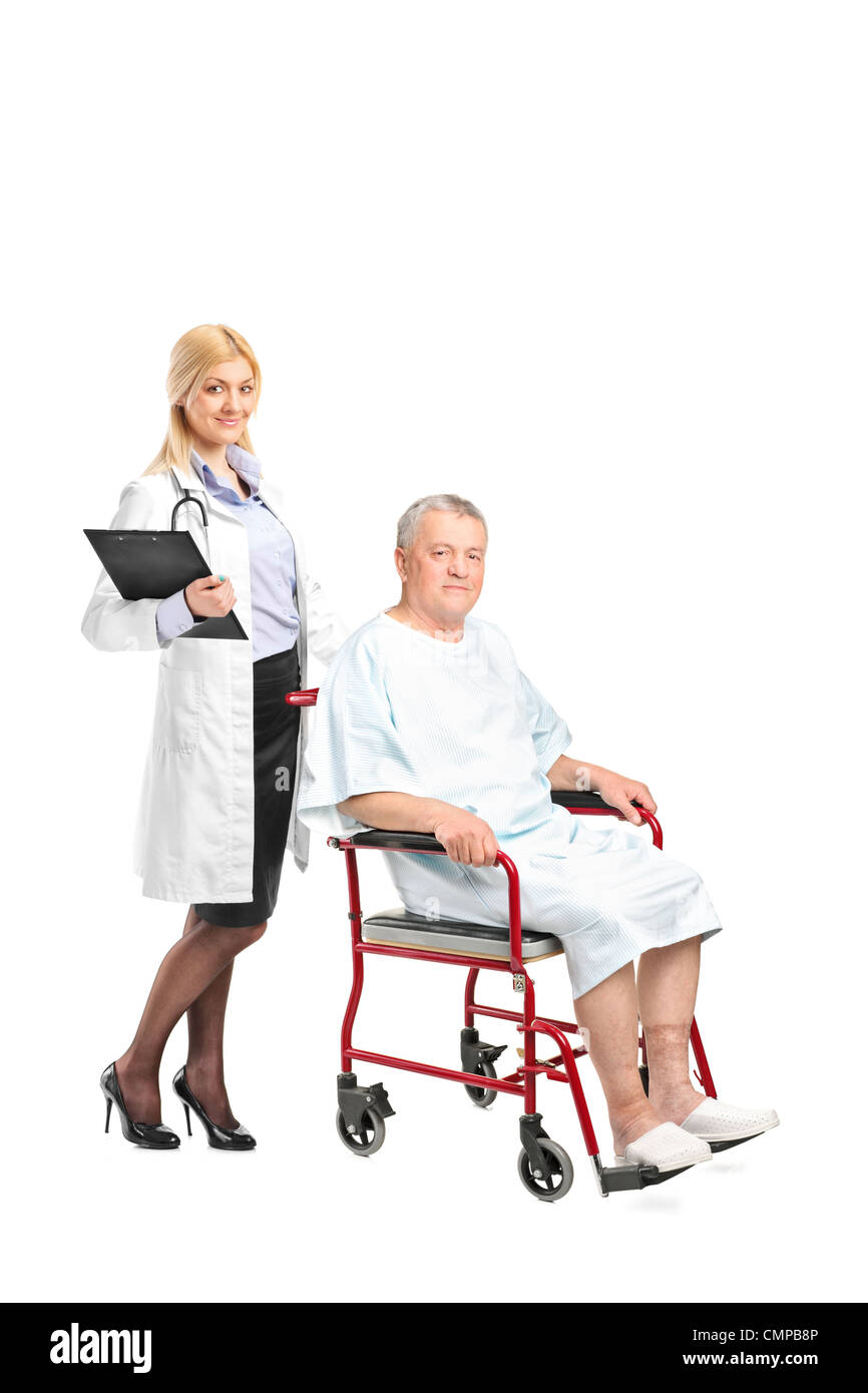 In voller Länge Portrait von einer Krankenschwester oder Arzt posiert neben einem Patienten im Rollstuhl isoliert auf weißem Hintergrund Stockfoto