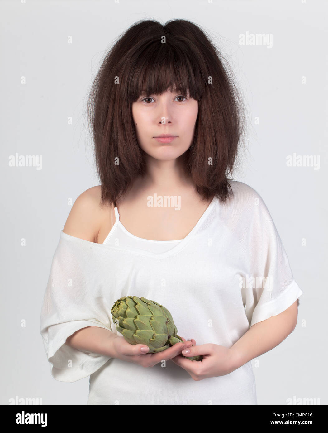 Die junge schöne Frau mit frischem Gemüse, das Konzept von gesunden Lebensmitteln Stockfoto