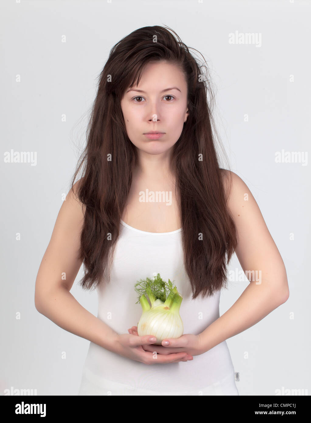 Die junge schöne Frau mit frischem Gemüse, das Konzept von gesunden Lebensmitteln Stockfoto
