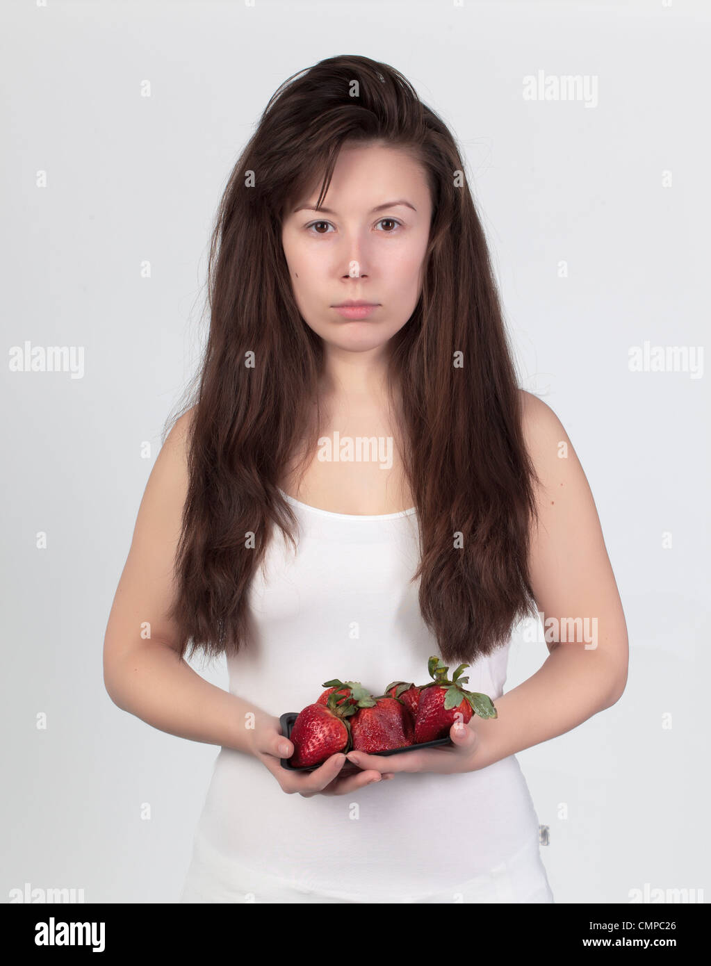 Die junge schöne Frau mit frischen Erdbeeren, das Konzept von gesunden Lebensmitteln Stockfoto