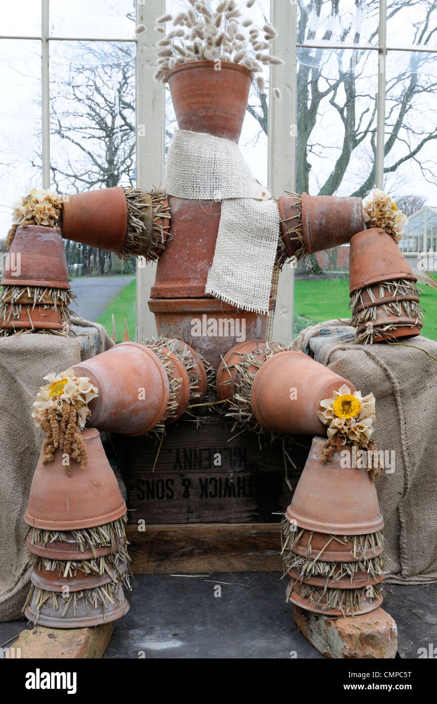 Terrakotta Töpfe Topf Form geformt Mensch Mann Gartenarbeit Gartengestaltung Gestaltung Recycling recycling Wiederverwendung wiederverwendet Stockfoto