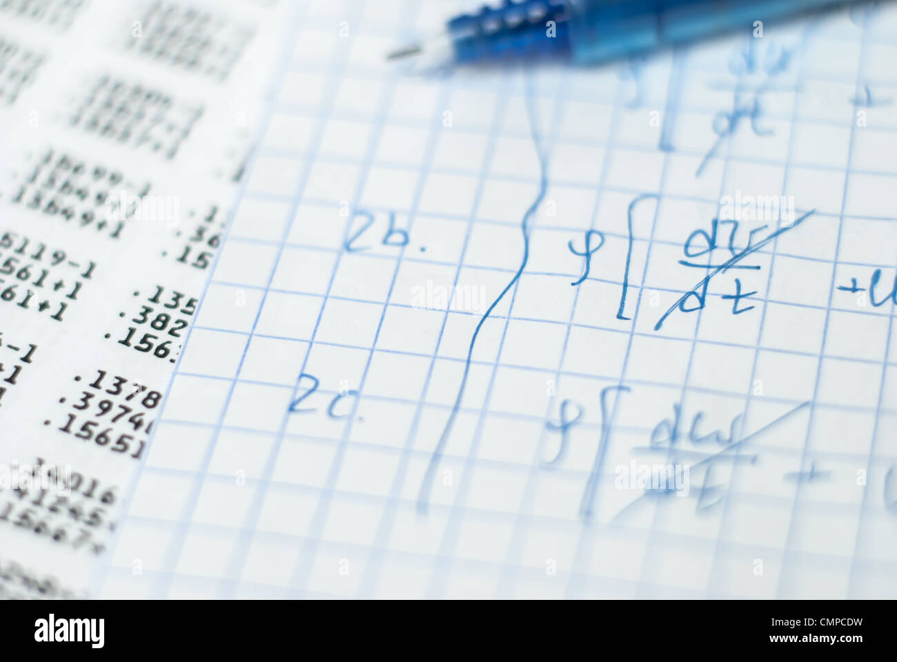 mathematischen Ingenieurstudium mit Büchern und Gleichungen, Maschinendesign, Vibration, Mechanik Stockfoto