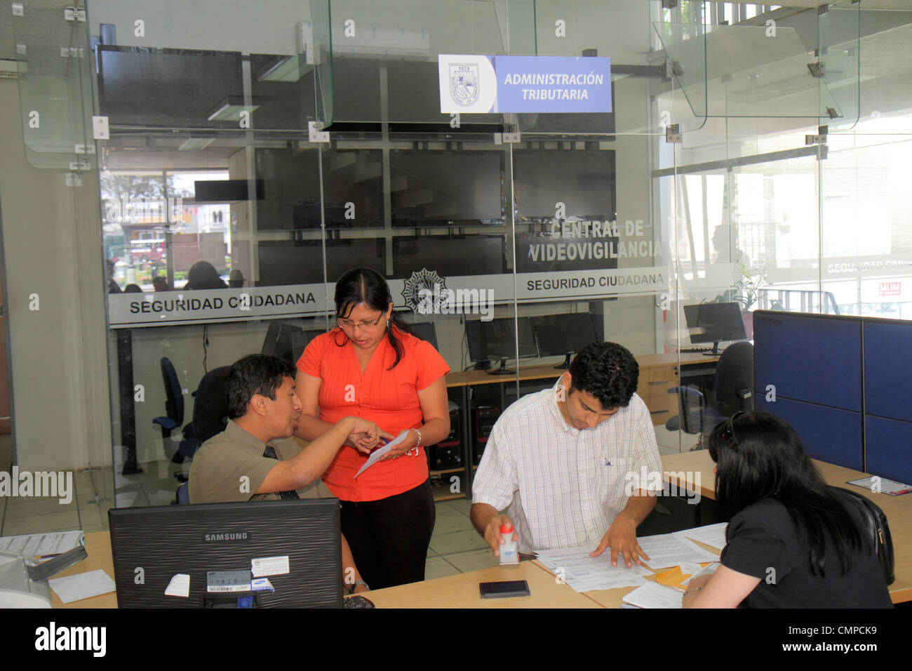 Lima Peru, Barranco, Avenida D'Osma, Municipalidad de Barranco, Stadtverwaltung, Büro, lokale Dienstleistungen, hispanischer Mann Männer männlich, Frau weibliche Frauen, papierw Stockfoto