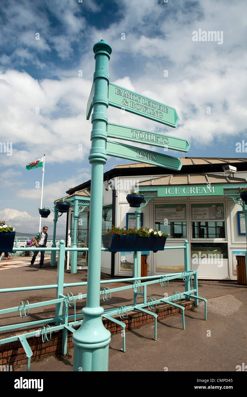 Großbritannien, Wales, Swansea, murmelt Pier, touristische Informationen Wegweiser im Ice Cream shop Stockfoto