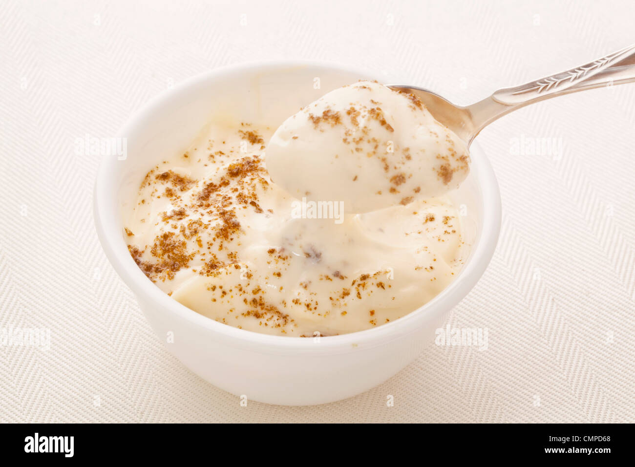 Griechischen Stil Joghurt bestreut mit Boden-Chia-Samen - gesundes Frühstück Konzept Stockfoto