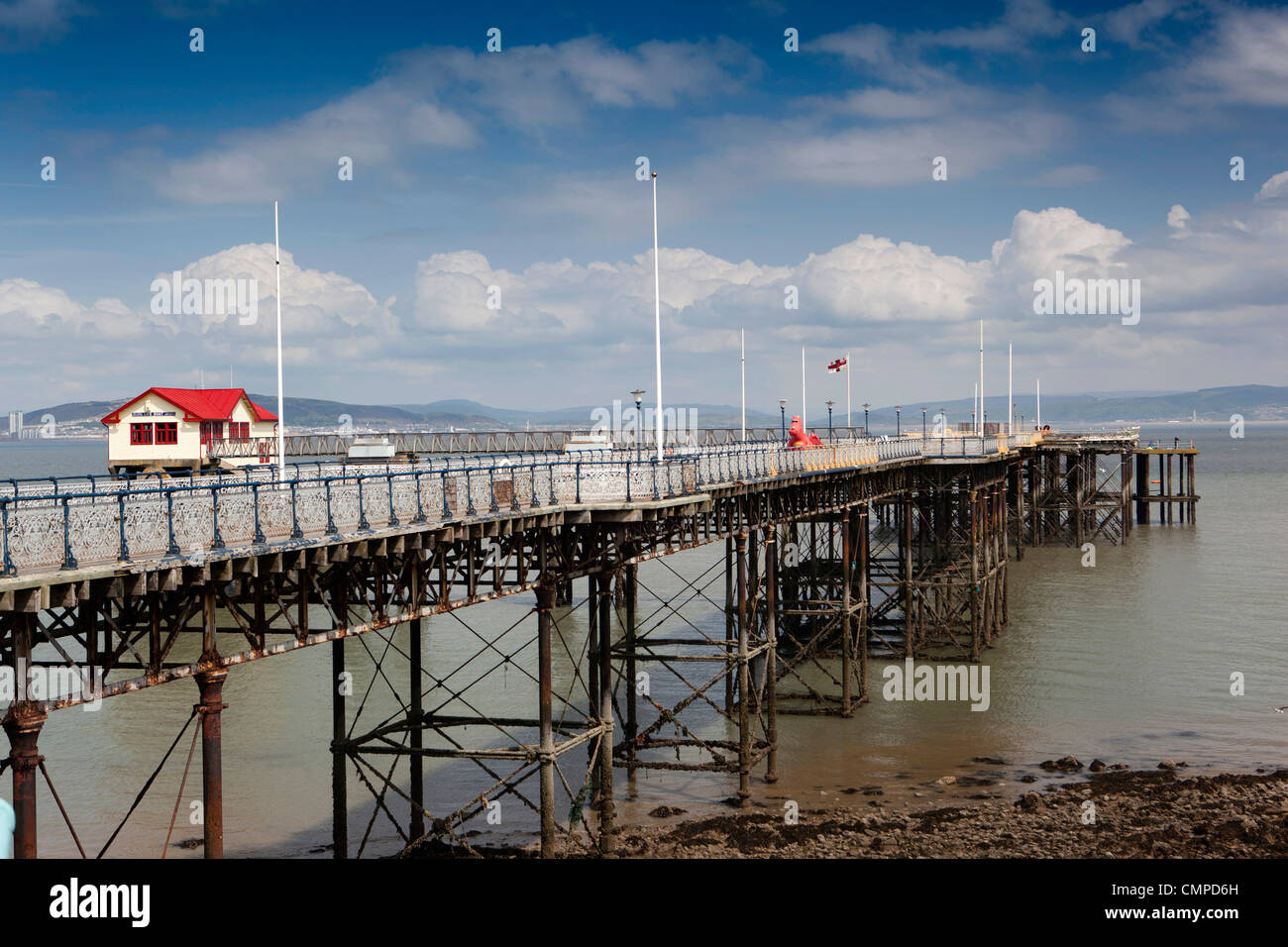 England, Wales, Swansea, murmelt Pier und alte Rettungsstation in Swansea Bay Stockfoto