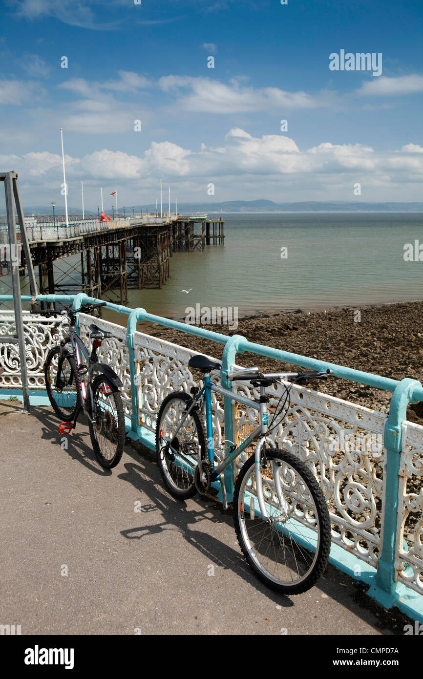 Großbritannien, Wales, Swansea, murmelt Pier, zwei Fahrräder, die gusseisernen Geländer gelehnt Stockfoto