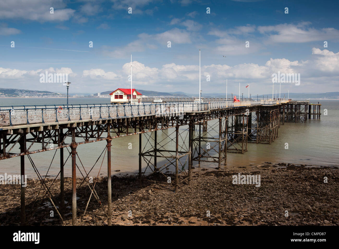 England, Wales, Swansea, murmelt Pier und alte Rettungsstation in Swansea Bay Stockfoto