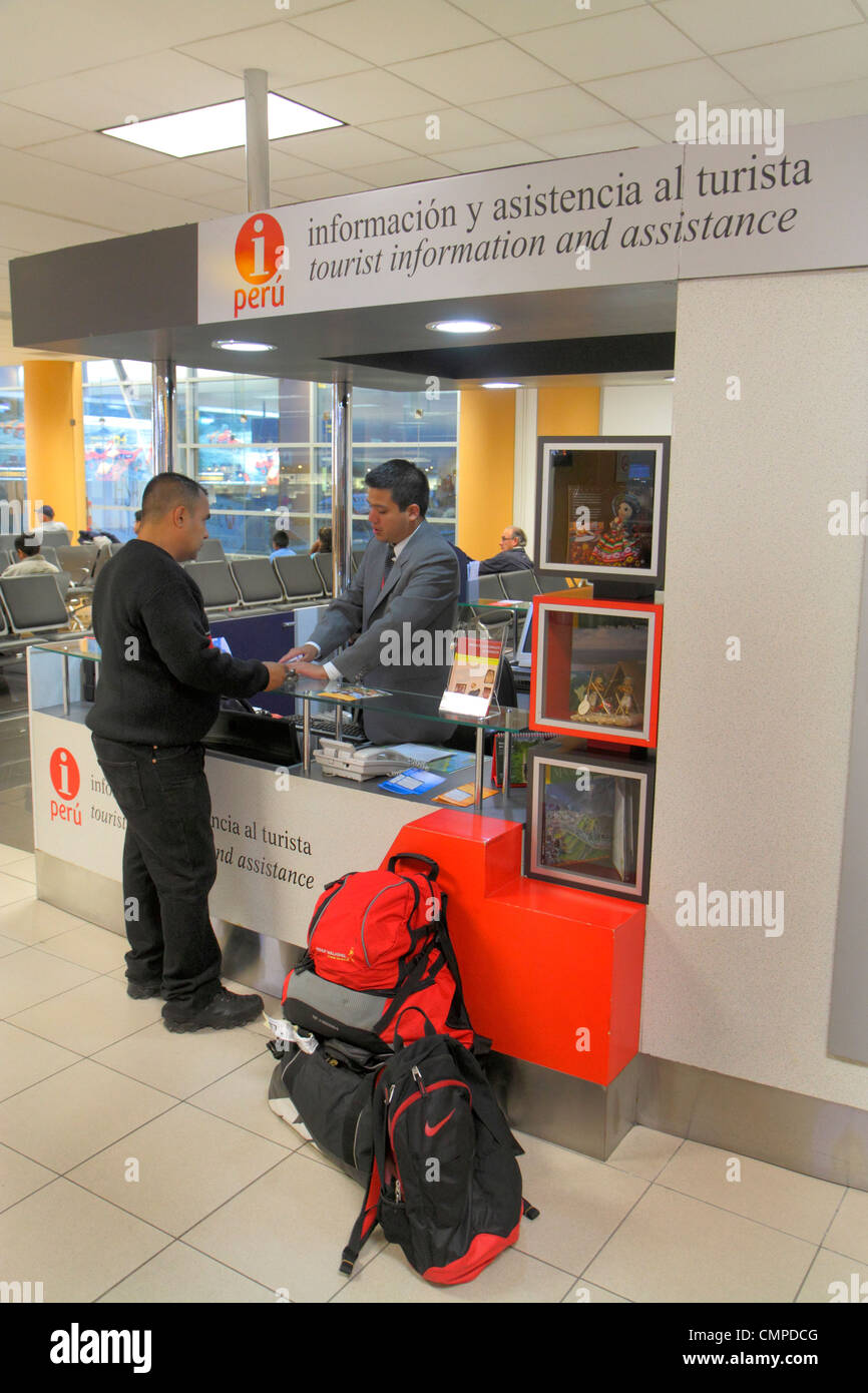 Lima Peru, Jorge Chávez International Airport, LIM, Luftfahrt, Terminal, Tourismusinformationsstand, hispanischer Mann Männer männliche Erwachsene Erwachsene, Passagiere r Stockfoto