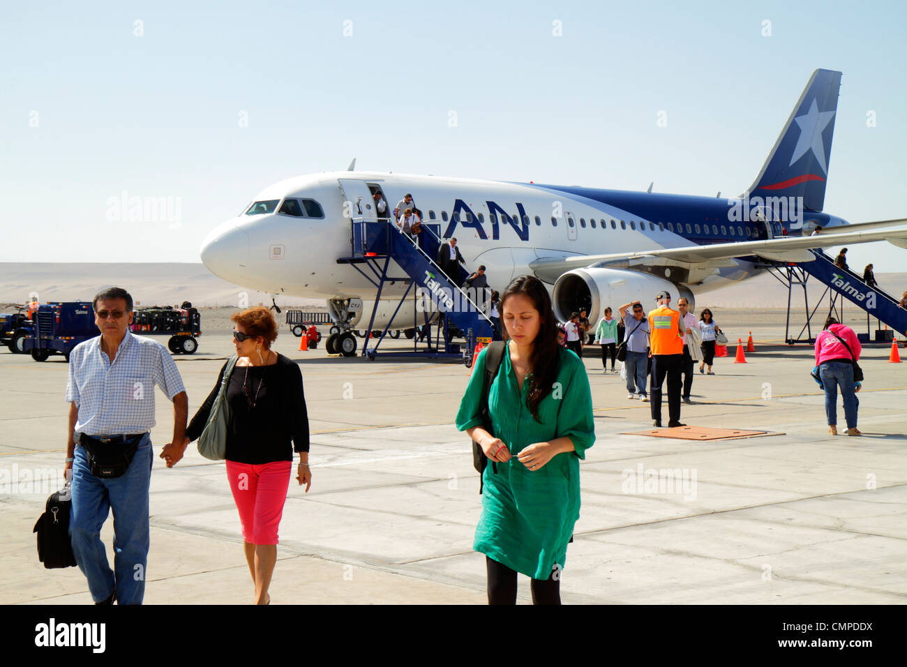 Tacna Peru, Aeropuerto Internacional Carlos Ciriani, Flughafen, Luftfahrt,  LAN-Flug von Lima, Ankunft, Ausschiffung, Hispanic Latin Latino ethnischen  Einwanderer i Stockfotografie - Alamy