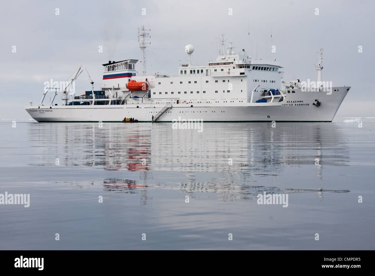 Akademik Sergey Vavilov Polar Abenteuer Schiff in der Arktis Stockfoto