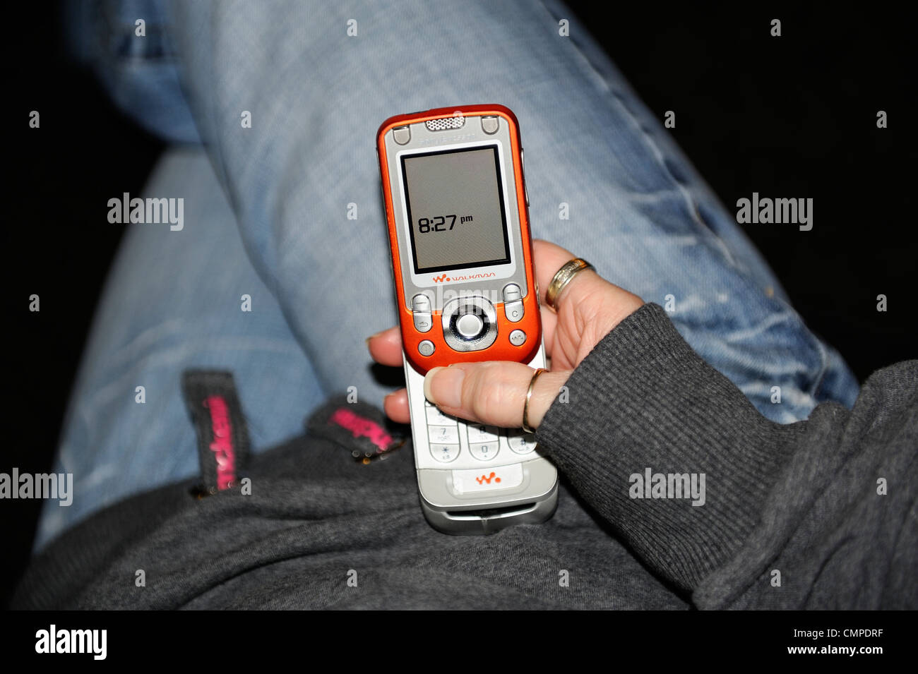 Frau mit einem Sony Ericsson w550i Handy Stockfoto