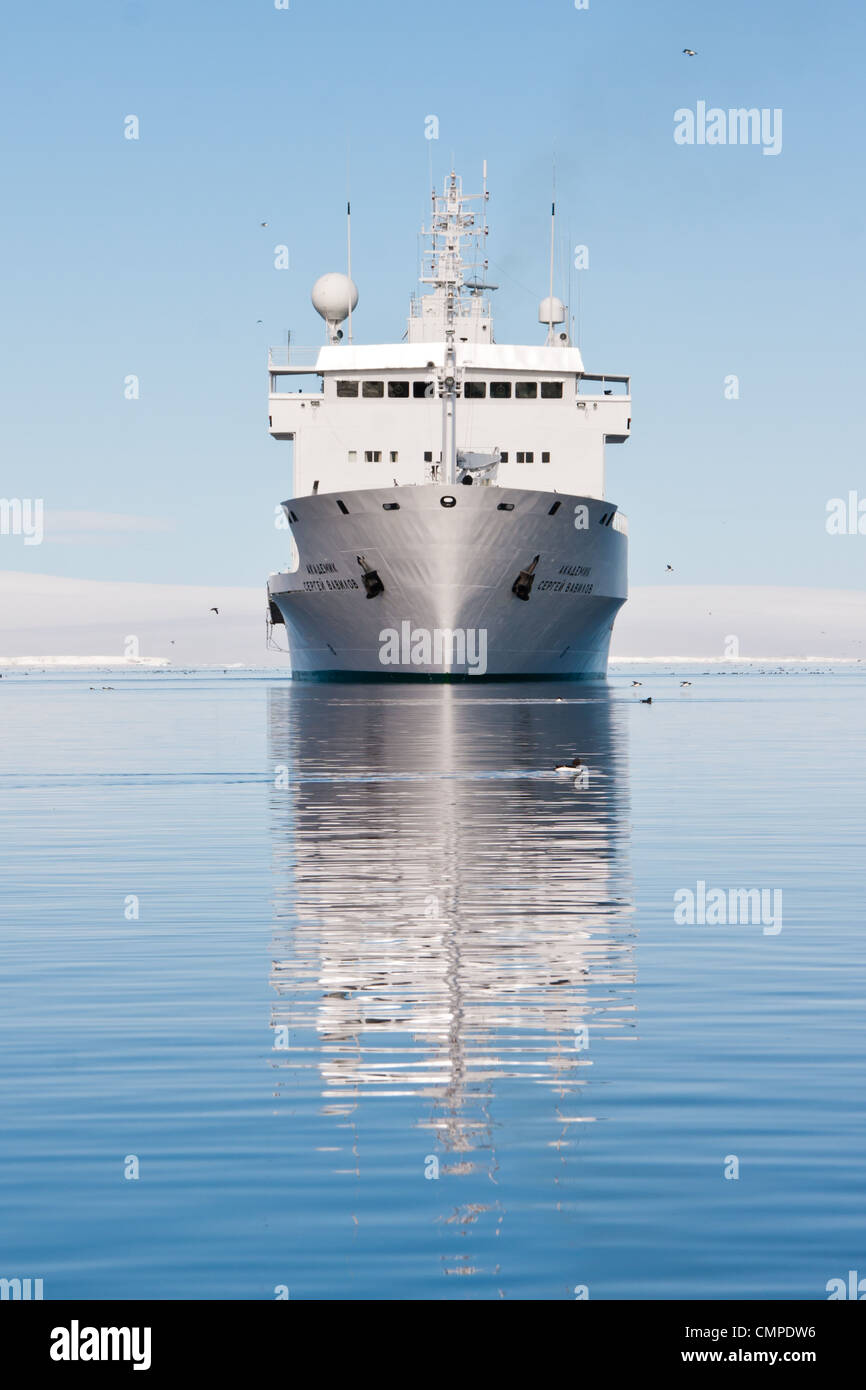 Akademik Sergey Vavilov Polar Abenteuer Schiff in der Arktis Stockfoto