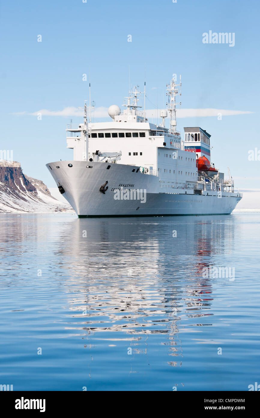 Akademik Sergey Vavilov Polar Abenteuer Schiff in der Arktis Stockfoto