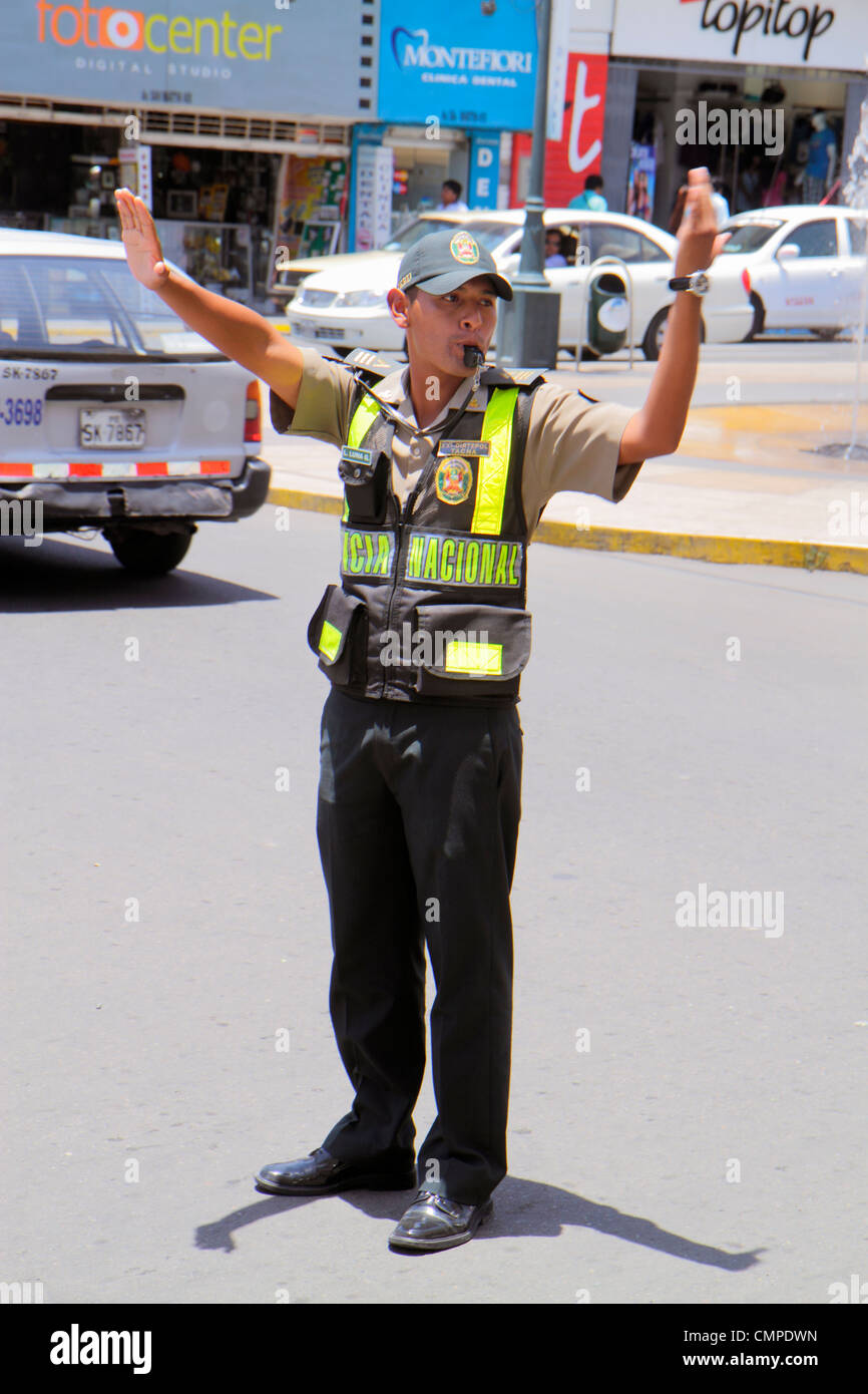 Tacna Peru, Calle San Martin, Straßenszene, hispanischer Mann Männer Erwachsene Männer, Verkehr, Polizist, Polizist, Policia Nacional, Strafverfolgungsbehörden, Uniform, Überquerung, Be Stockfoto