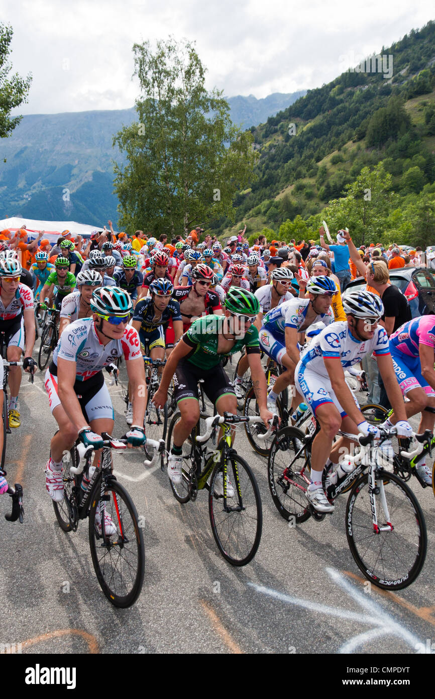 Tour de France Peloton während des Aufstiegs der Alpe d ' Huez während des Rennens 2011 Stockfoto