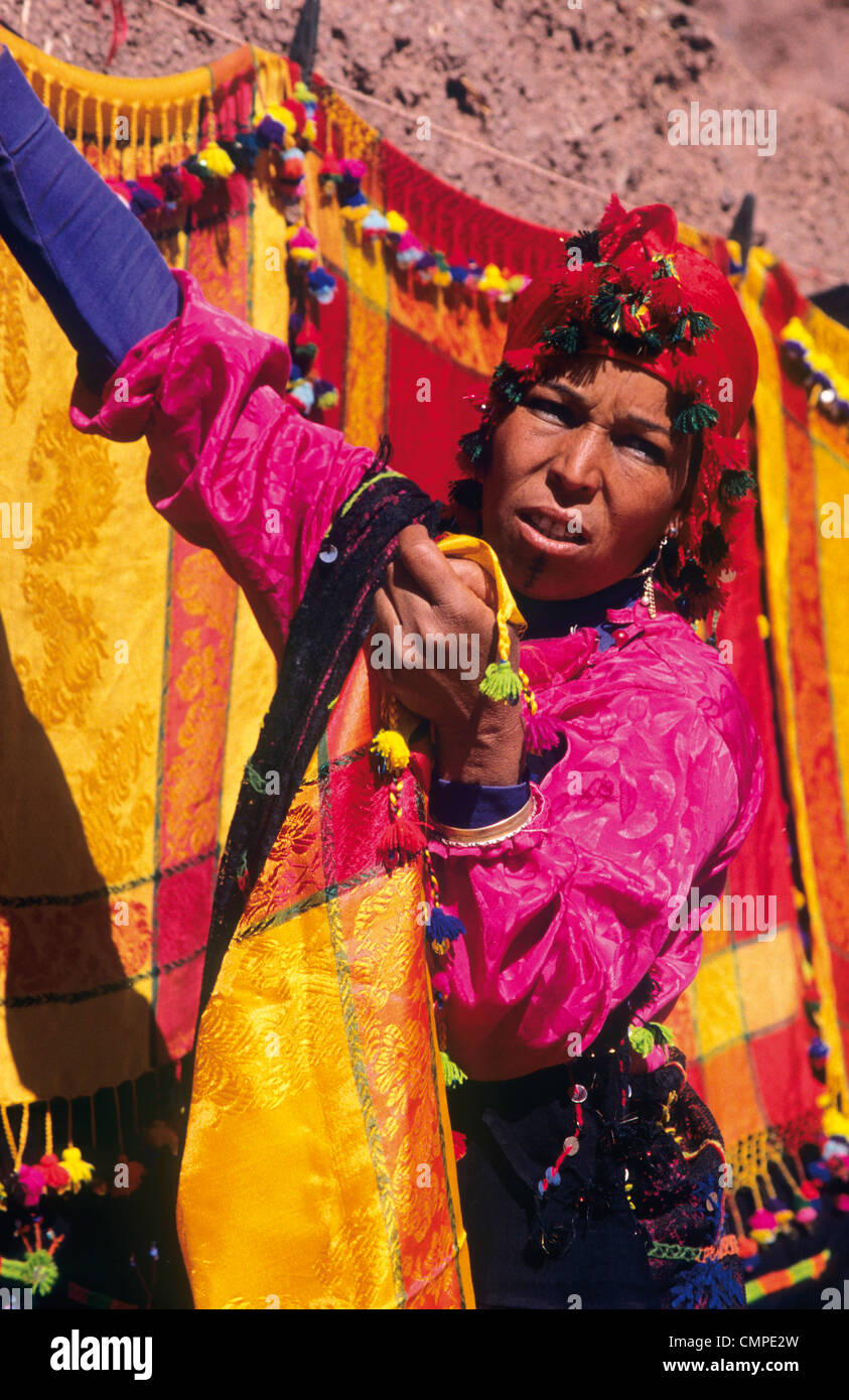 Afrika Marokko Berber-Frau, die Stoffe verkauft Stockfoto