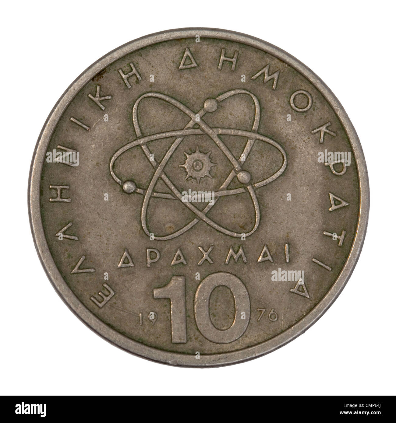 wissenschaftliches Modell oder ein Symbol des Atoms schematisch dargestellt auf alte griechische Münze in Umlauf 10 Drachme von 1976 Stockfoto