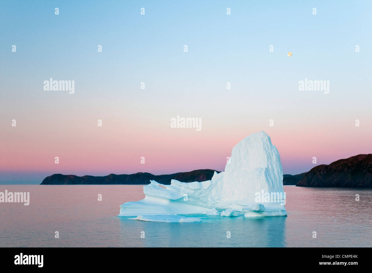 Eisberg im Morgengrauen in Trinity Bay aus Bonavista Halbinsel des östlichen Neufundland Stockfoto
