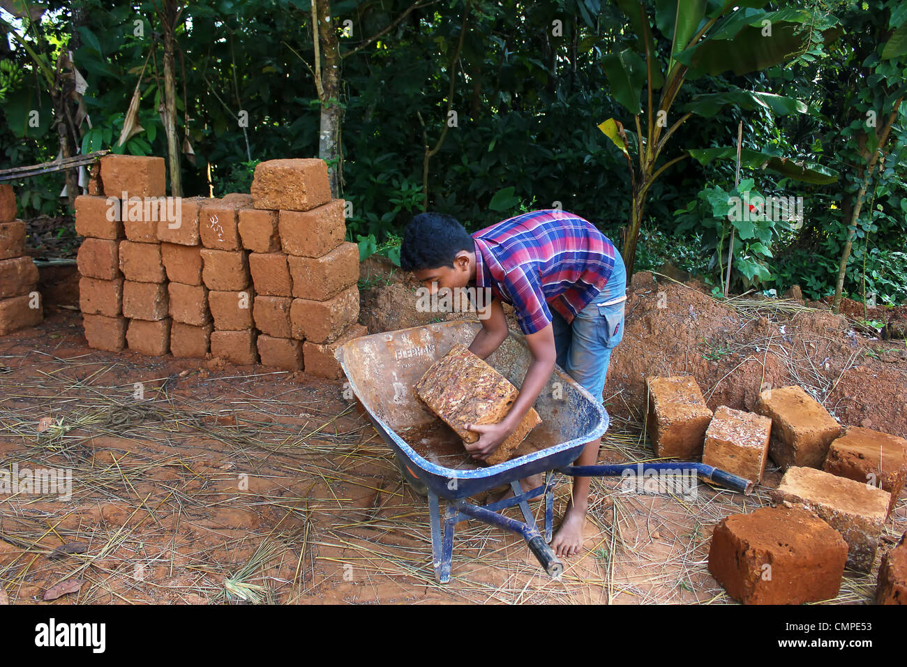 kleiner Junge Ziegel in einem Ziegel Werk Indien, Armut Kind Arbeit, obdachlose Menschen drehen Stockfoto
