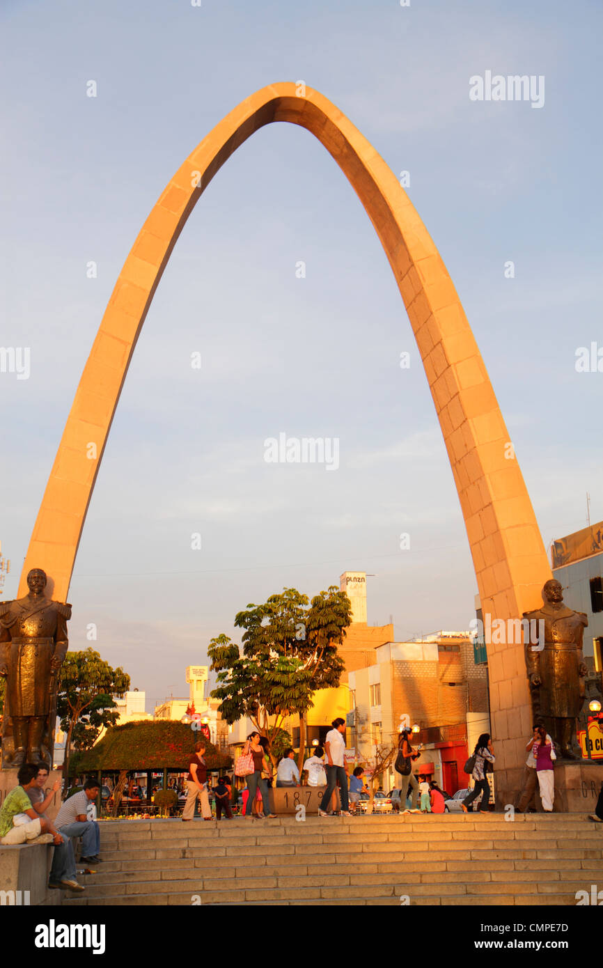 Tacna Peru, Avenida San Martin, Plaza de Armas, öffentlicher Park, Platz, Arco Parabolico, Parabolbogen, Denkmal, Statue, Bronze, Miguel Grau, Francisco Bolognesi, Stockfoto