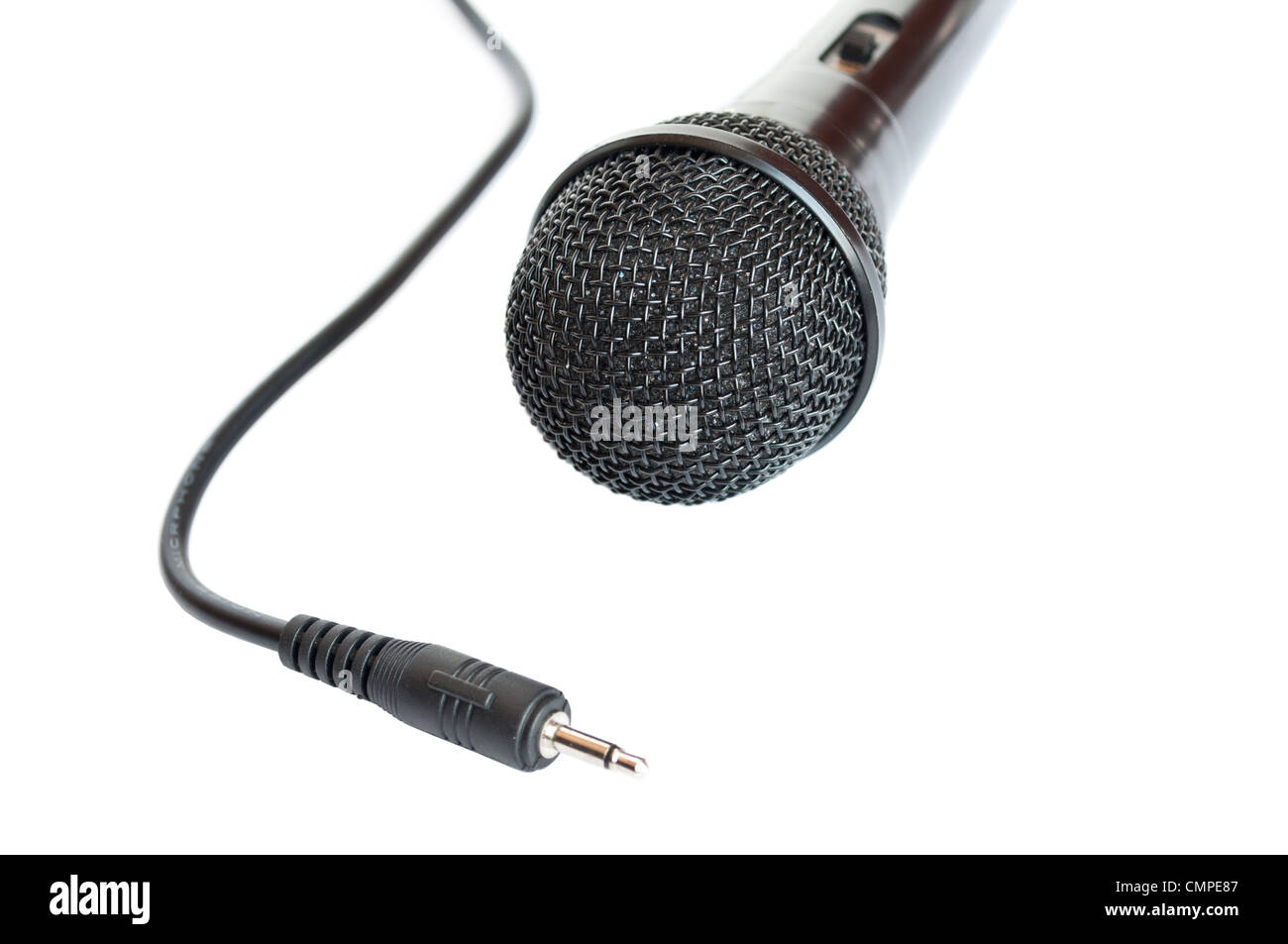 Mikrofon mit Kabel isoliert auf weißem Hintergrund Stockfoto
