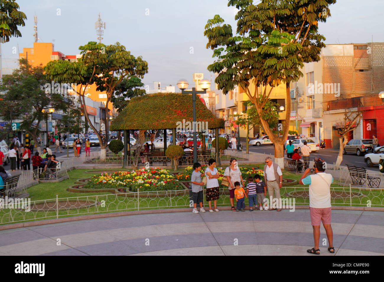 Tacna Peru, Avenida San Martin, Plaza de Armas, öffentlicher Platz, Park, hispanischer Mann Männer männlich, Frau weibliche Frauen, junge Jungen, Kinder Kinder Kinder Jugendliche, fa Stockfoto