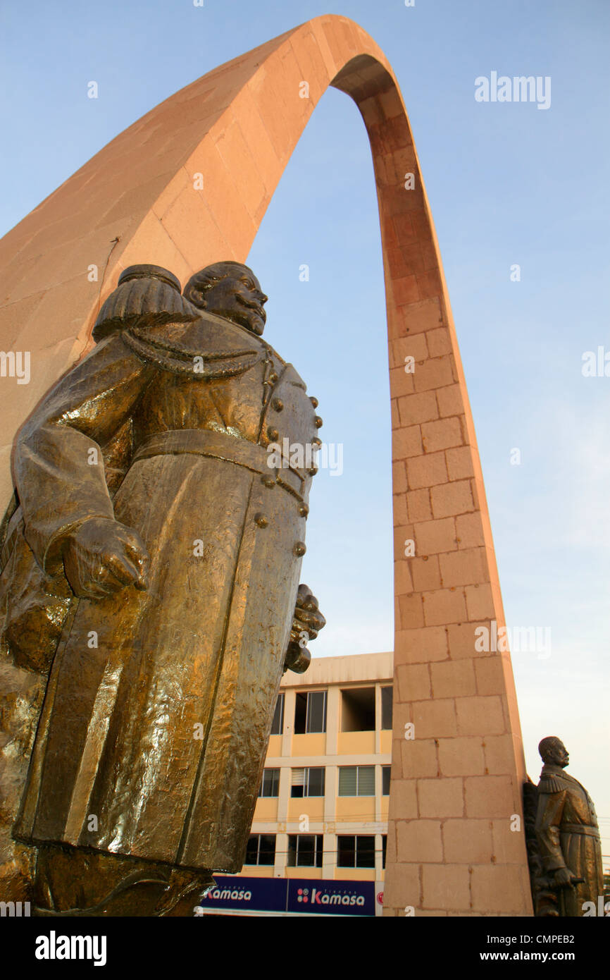Tacna Peru, Avenida San Martin, Plaza de Armas, öffentlicher Park, Platz, Arco Parabolico, Parabolbogen, Denkmal, Statue, Bronze, Francisco Bolognesi, Miguel Grau, Stockfoto