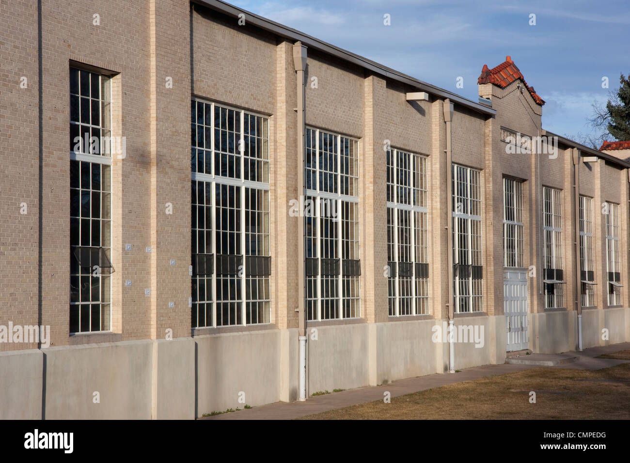 Wand mit Fehler Windows - außen Bereich Altbau mit indoor-Sport-Arena am Uni-campus Stockfoto