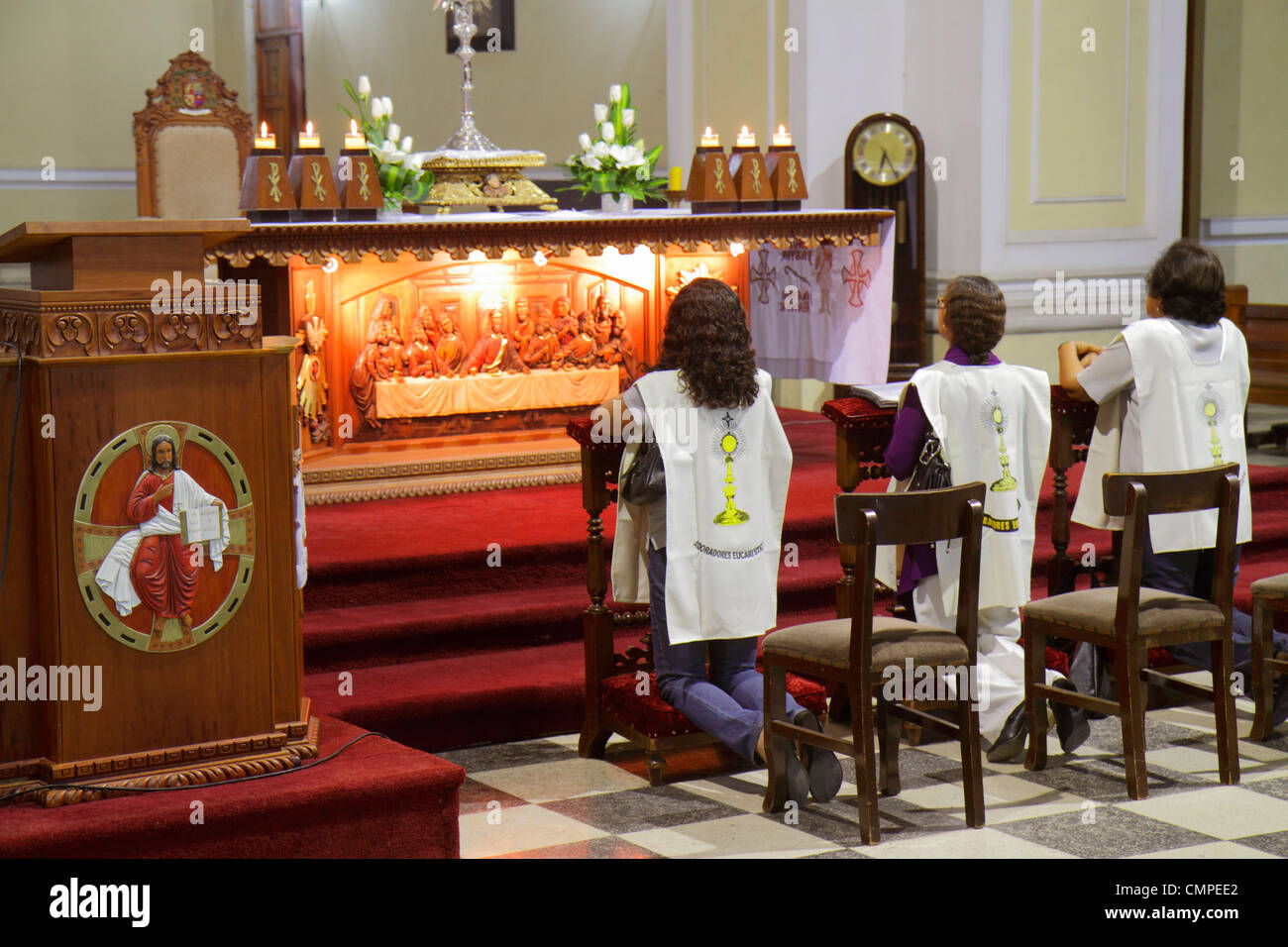 Tacna Peru, Avenida San Martin, La Catedral de Tacna, Kathedrale, Kirche, Katholizismus, Religion, beten, knien, hispanische Frauen, Altar, eucharisti Stockfoto