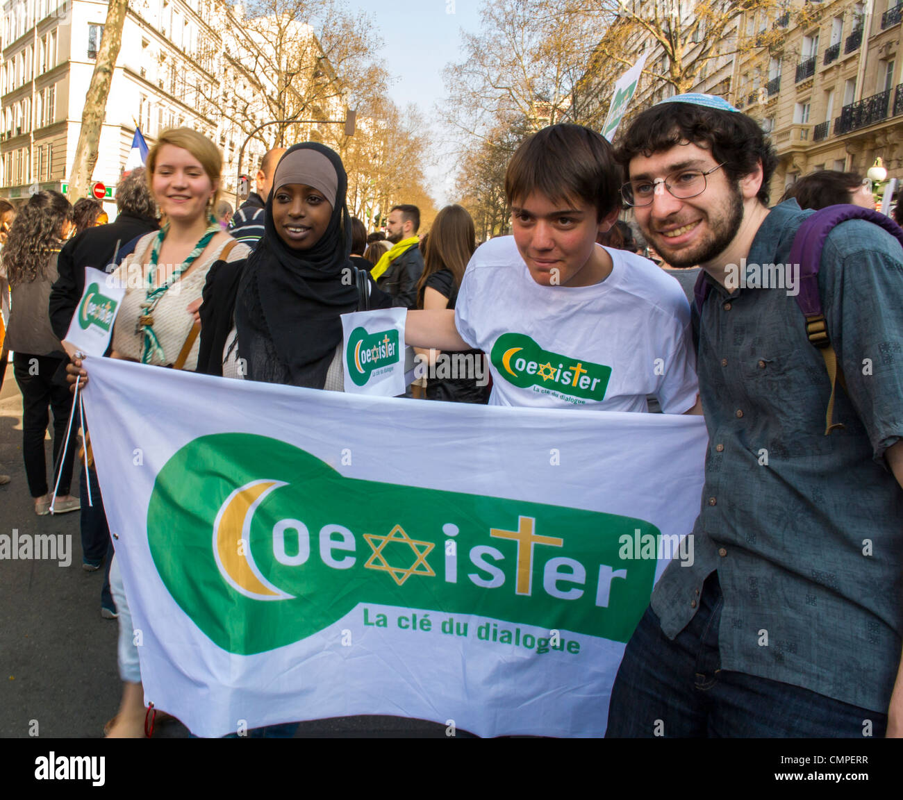 Anti-Rassismus und Antisemitismus Proteste im Stillen marsch in Paris zum Gedenken an die jüngsten Terroranschläge in Frankreich, gemischte Rasse, französische Teenager mit aktivistischem Protest Banner, französische multikulturelle Gruppe, Paris integrierte multirassische Bürger, multiethnische Straße frankreich Stockfoto