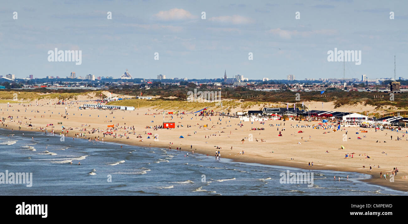 Blick auf den Strand vom Meer an einem sonnigen Tag Stockfoto