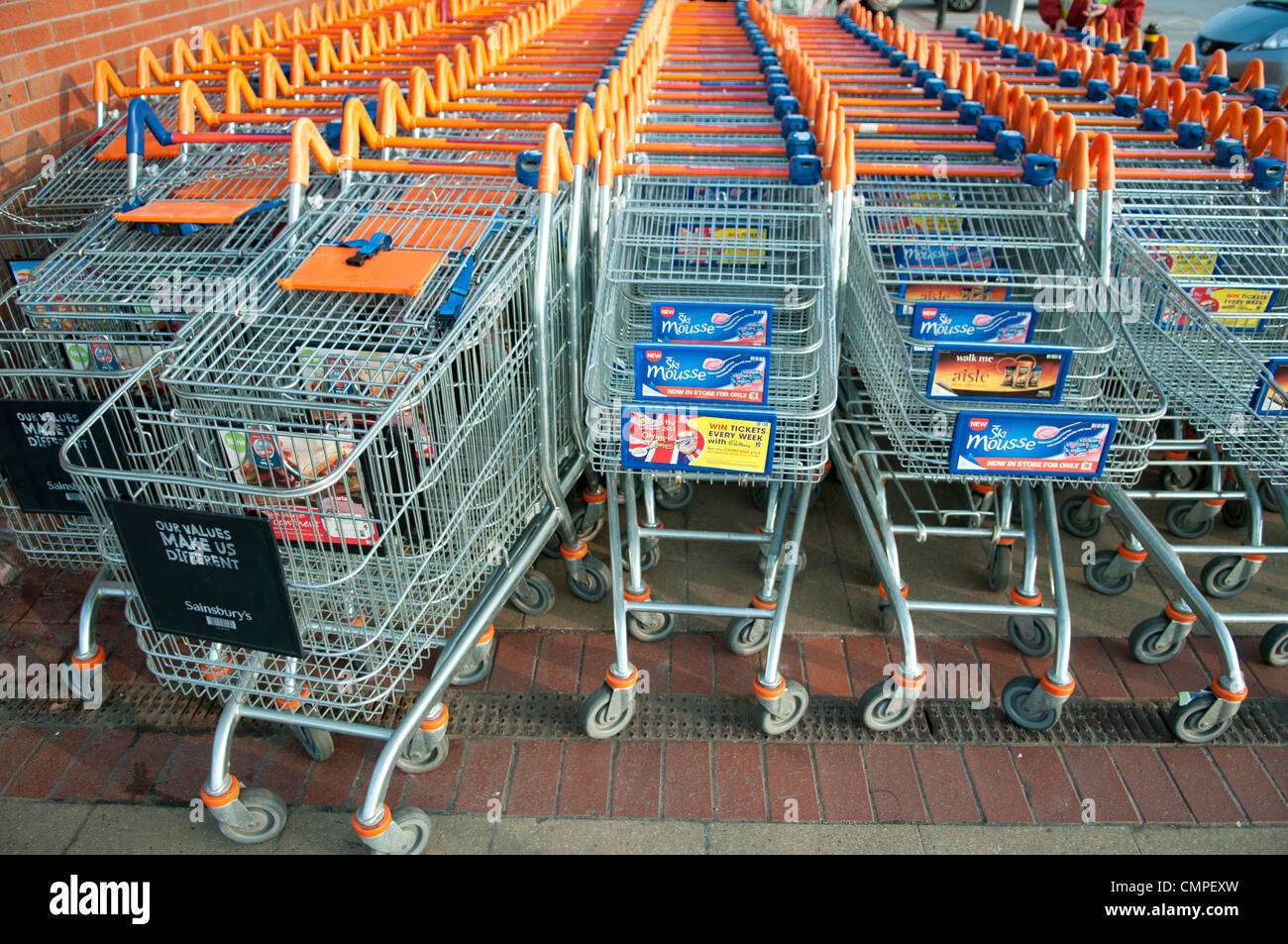 Einkaufswagen vor einem Sainsbury Supermarkt Stockfoto