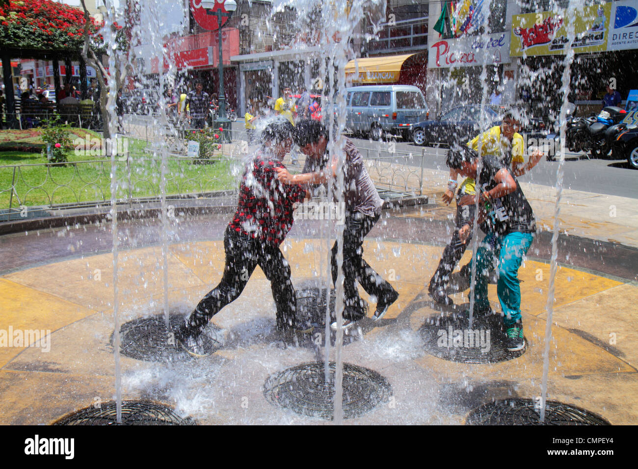 Tacna Peru, Avenida San Martin, Plaza de Armas, interaktives Wasserspiel, Springbrunnen, Wasserstrahl, Auslauf, hispanische Teenager Teenager Teenager Junge Jungen, männlich k Stockfoto