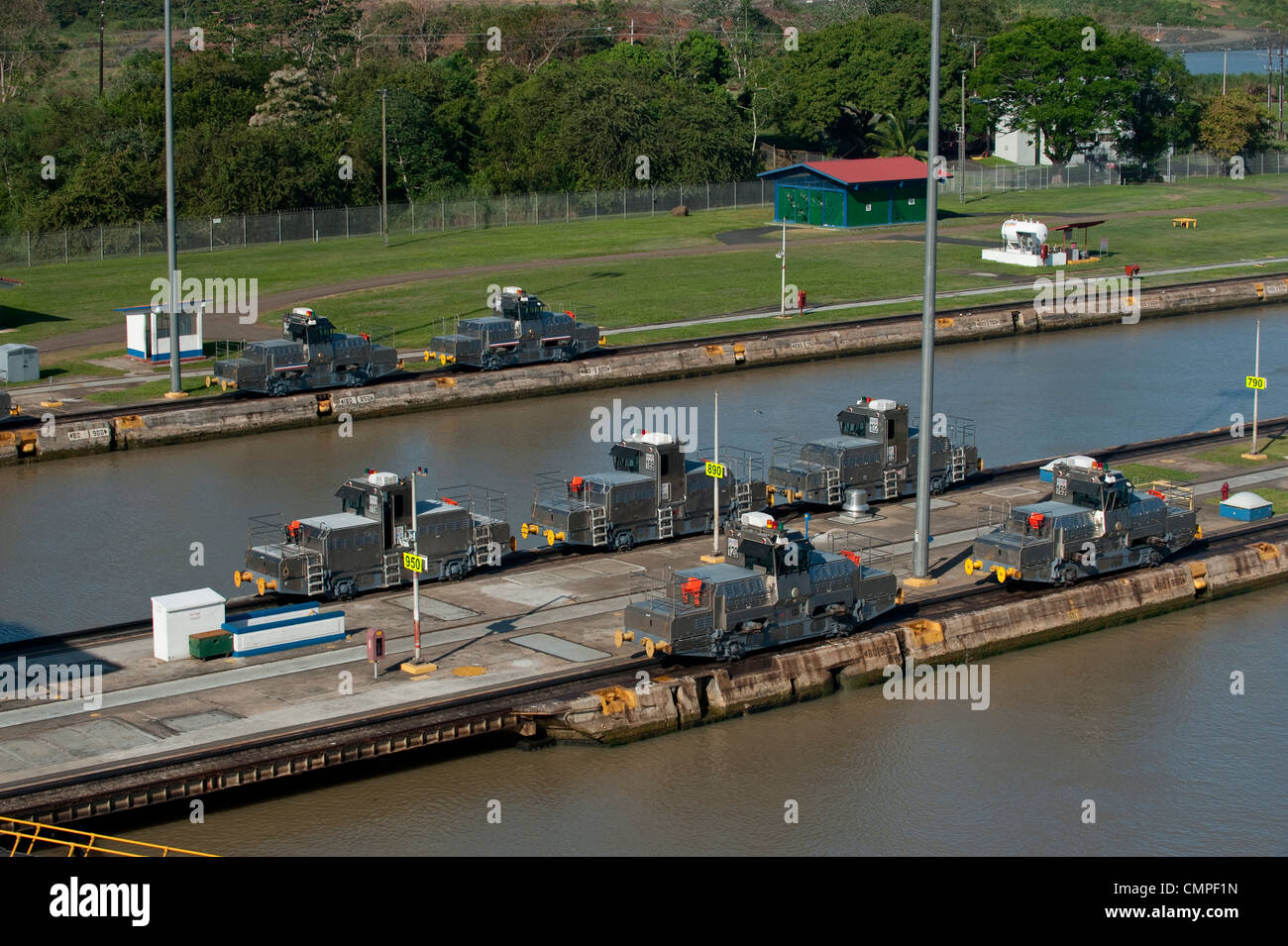 Gruppe von Lokomotiven in Miraflores Schleusen. Panama-Kanal Stockfoto