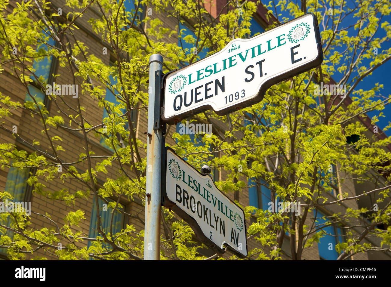 Queen St. East und Brooklyn AV Straßenschilder, Leslieville, Toronto, Ontario Stockfoto