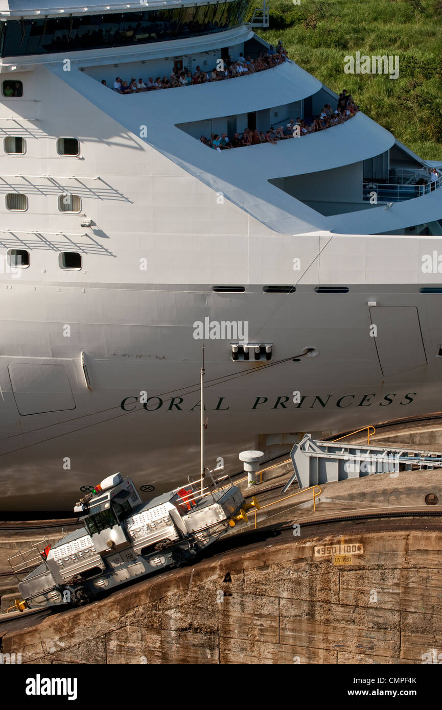 Kreuzfahrt Schiff überqueren in Miraflores Locks, Panama-Kanal Stockfoto