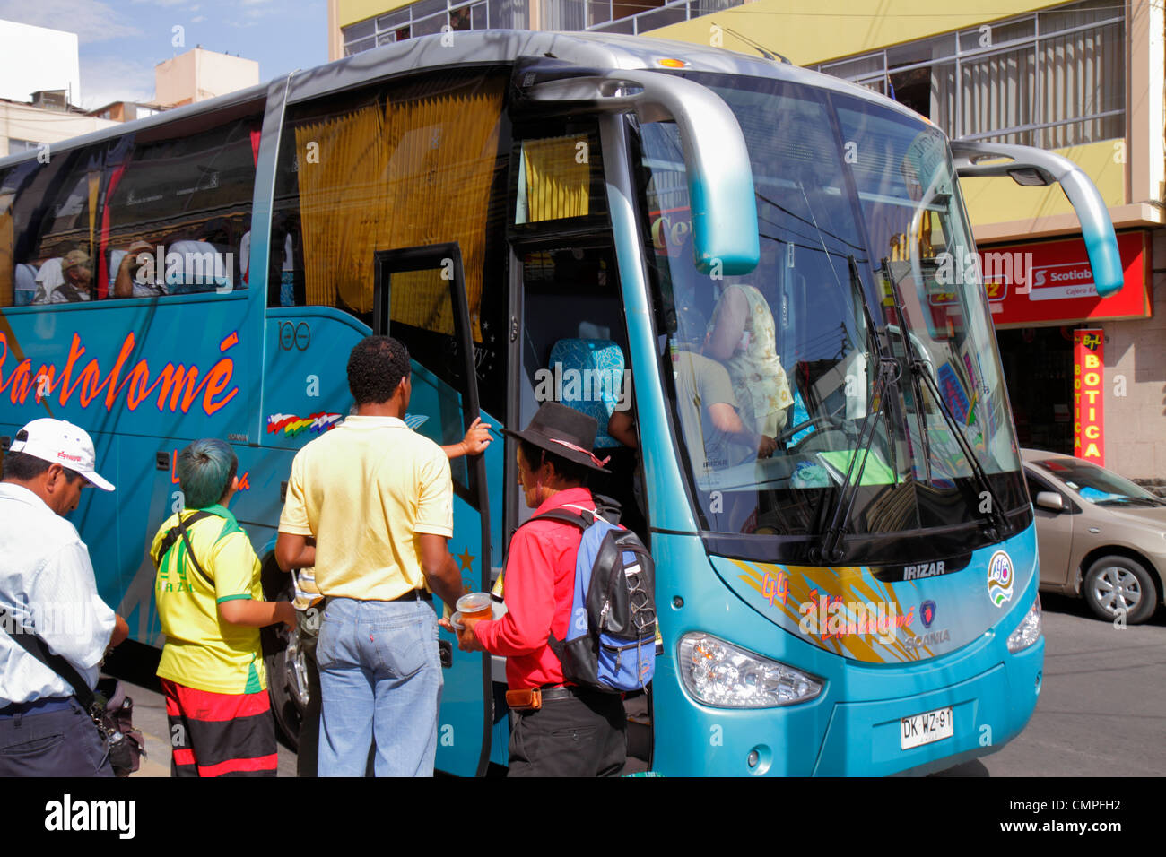 Tacna Peru, Avenida San Martin, Straßenszene, Transport, Charterbus, Reisebus, Irizar, europäischer Import, hispanischer Mann Männer männlich, Frau weibliche Frauen, Boarding, s Stockfoto
