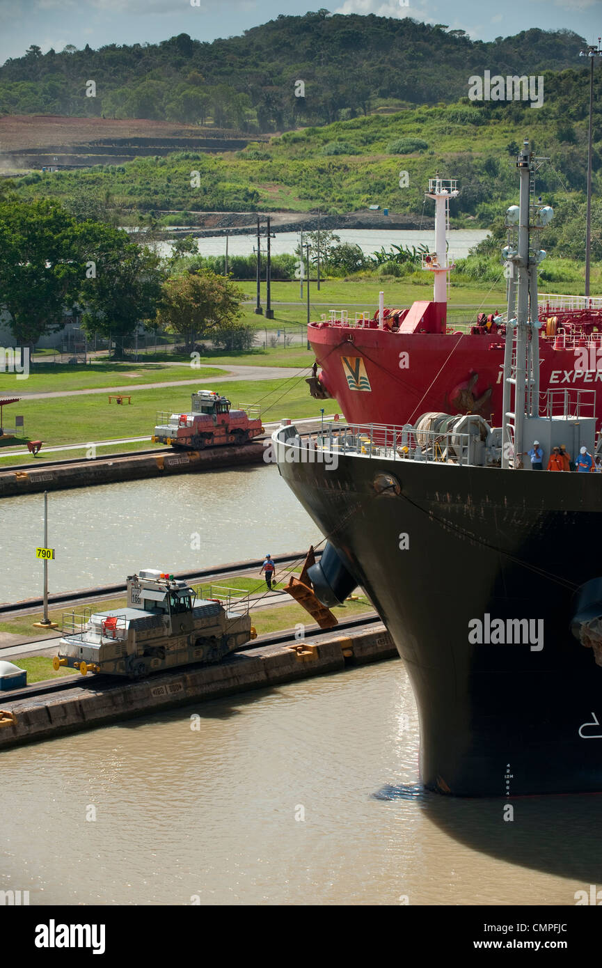 Bug des Frachters in Miraflores Schleusen. Panama-Kanal Stockfoto